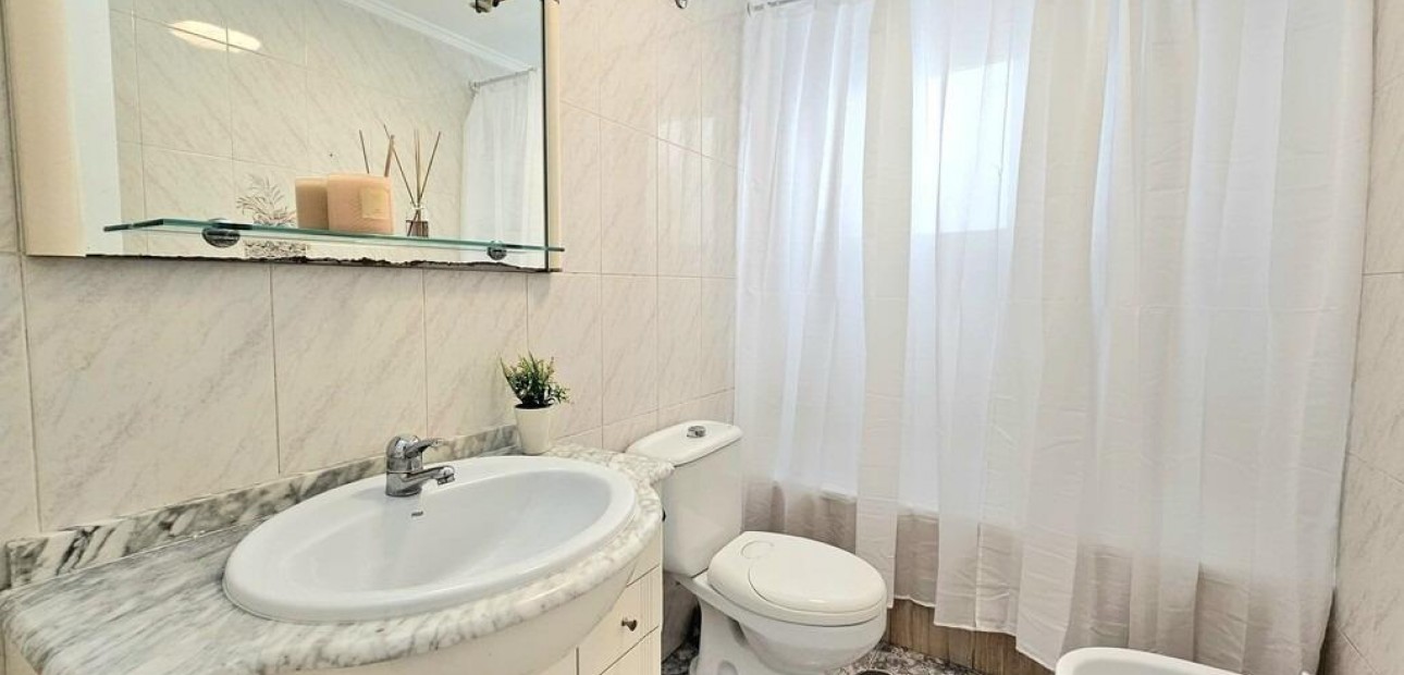 Sale - Apartment / flat -
Torrevieja - Playa de los locos