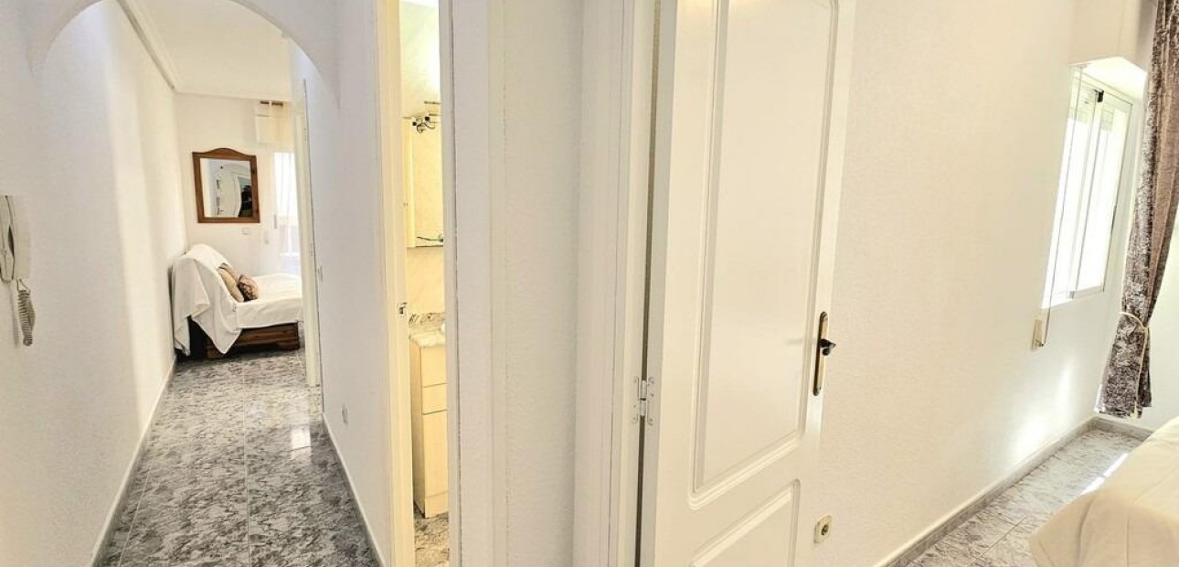 Sale - Apartment / flat -
Torrevieja - Playa de los locos
