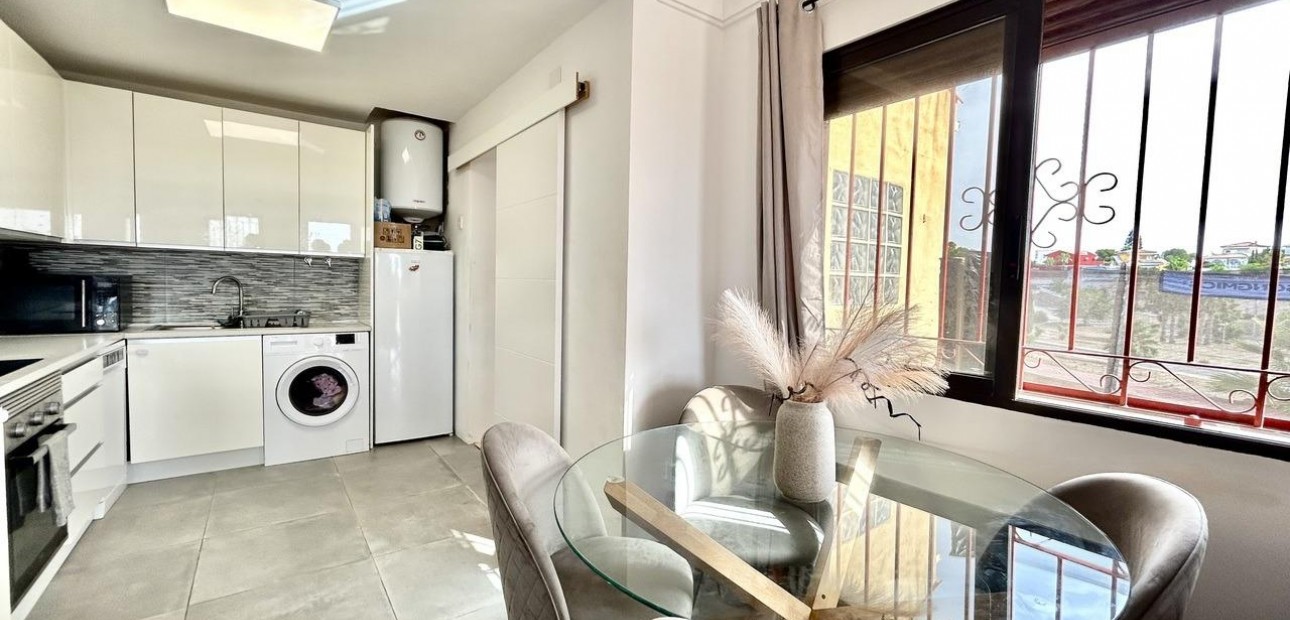 Sale - Apartment / flat -
Orihuela Costa - PAU 26