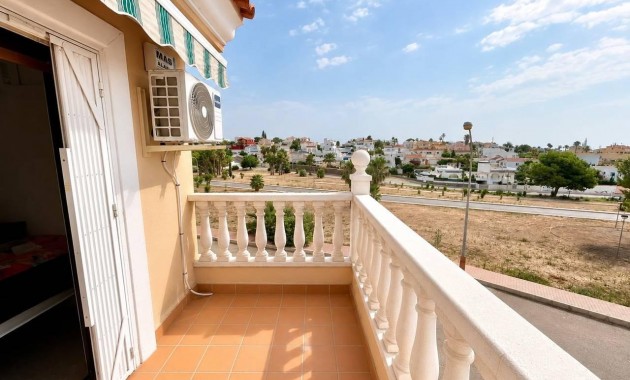 Sale - Apartment / flat -
Orihuela Costa - PAU 26