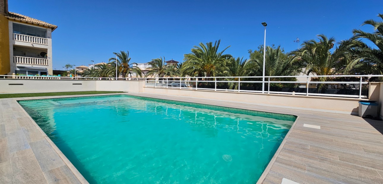 Sale - Apartment / flat -
La Marina - La Marina - Urbanization