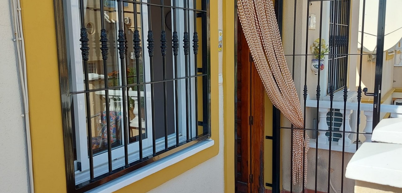 Sale - Apartment / flat -
Orihuela Costa - Playa Flamenca