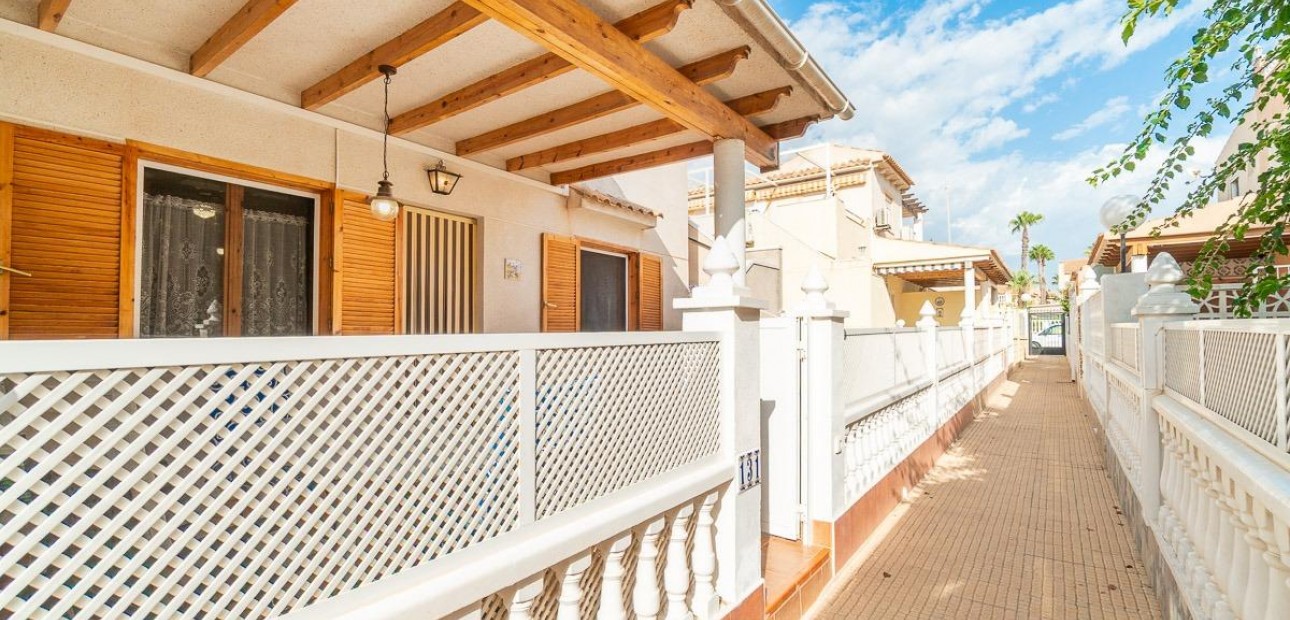 Sale - Villa -
Orihuela Costa - Playa Flamenca