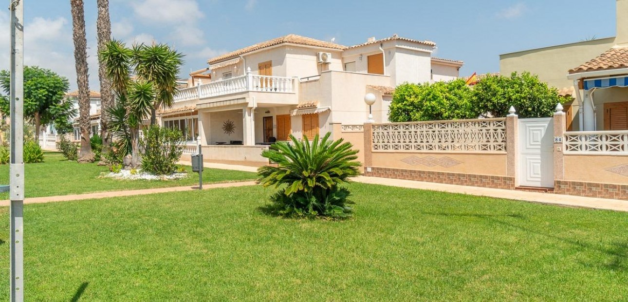 Sale - Villa -
Orihuela Costa - Playa Flamenca