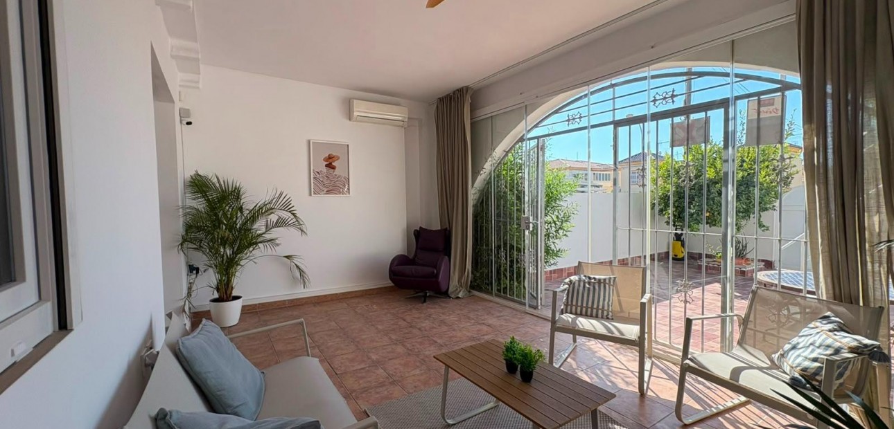 Sale - Terraced house -
Orihuela Costa - La Chismosa
