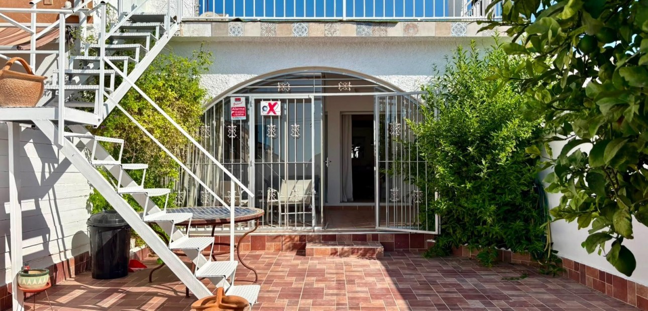 Sale - Terraced house -
Orihuela Costa - La Chismosa