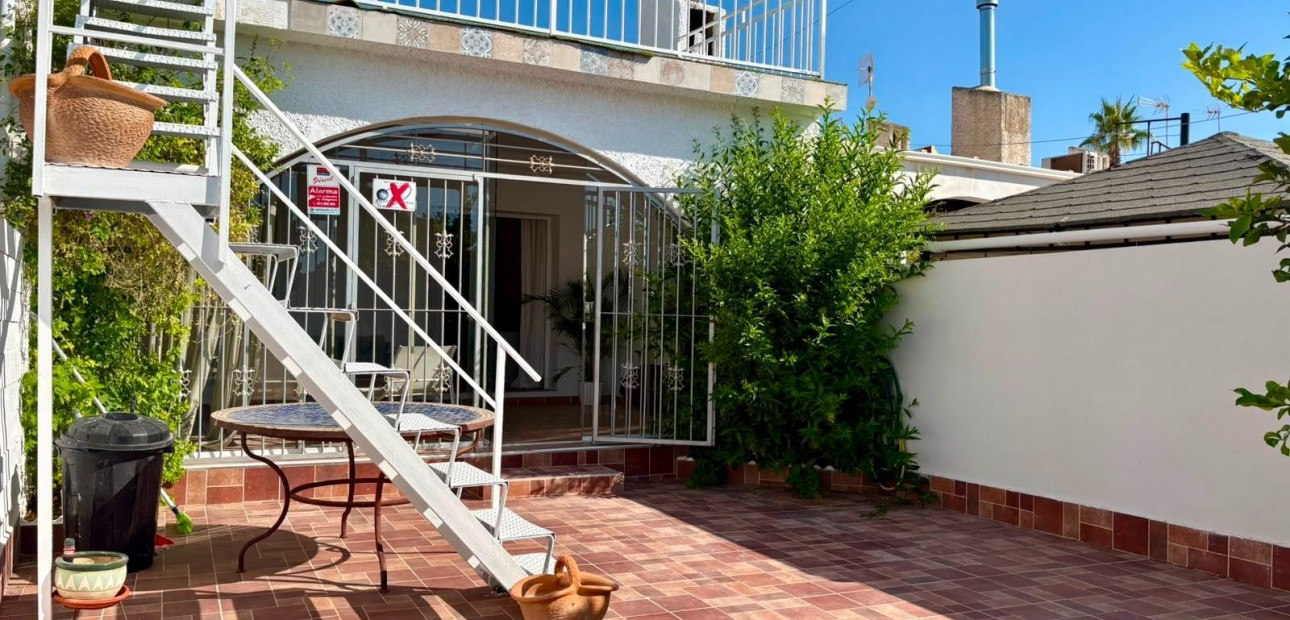 Sale - Terraced house -
Orihuela Costa - La Chismosa