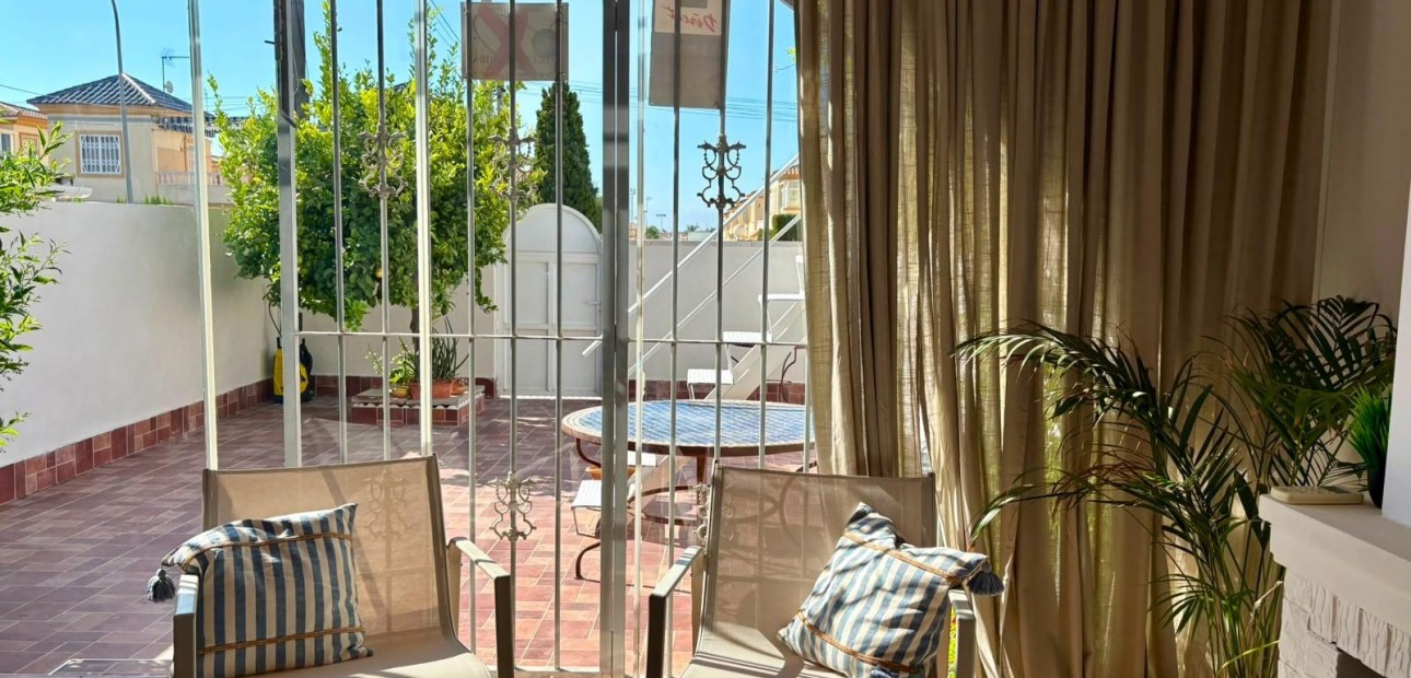 Sale - Terraced house -
Orihuela Costa - La Chismosa