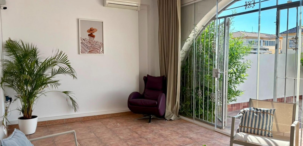 Sale - Terraced house -
Orihuela Costa - La Chismosa