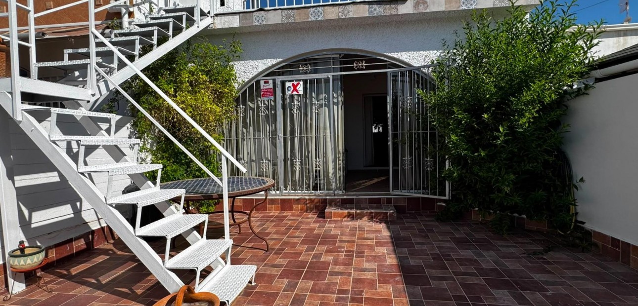 Sale - Terraced house -
Orihuela Costa - La Chismosa