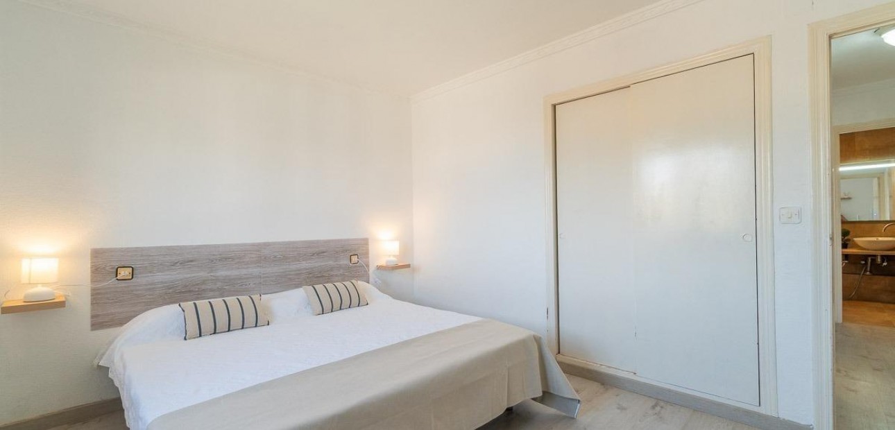 Sale - Apartment / flat -
Torrevieja - Punta prima