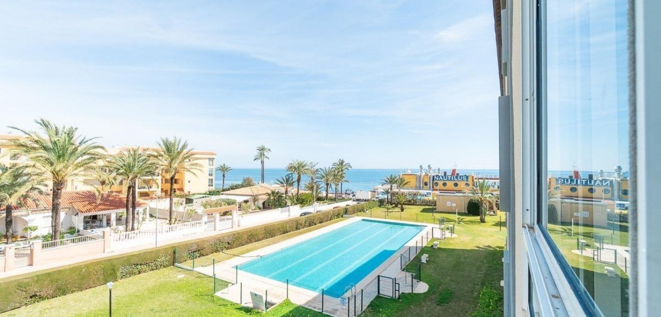 Sale - Apartment / flat -
Torrevieja - Punta prima