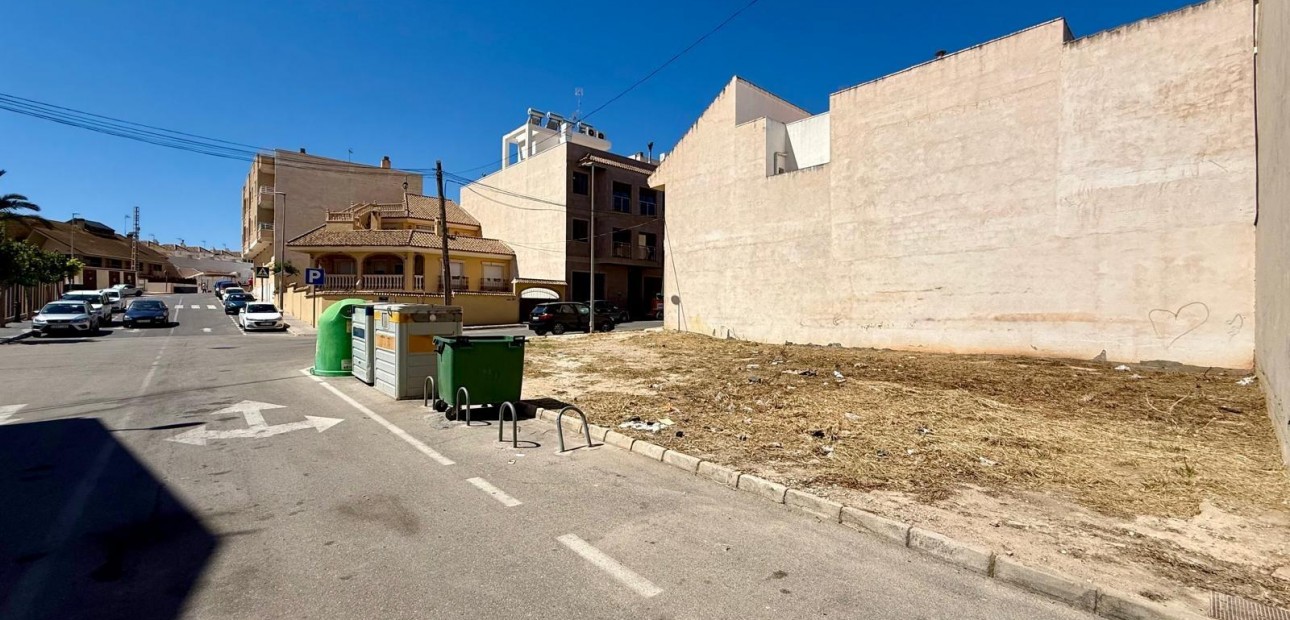 Sale - Urban building plot -
San Miguel de Salinas - CENTRO URBANO