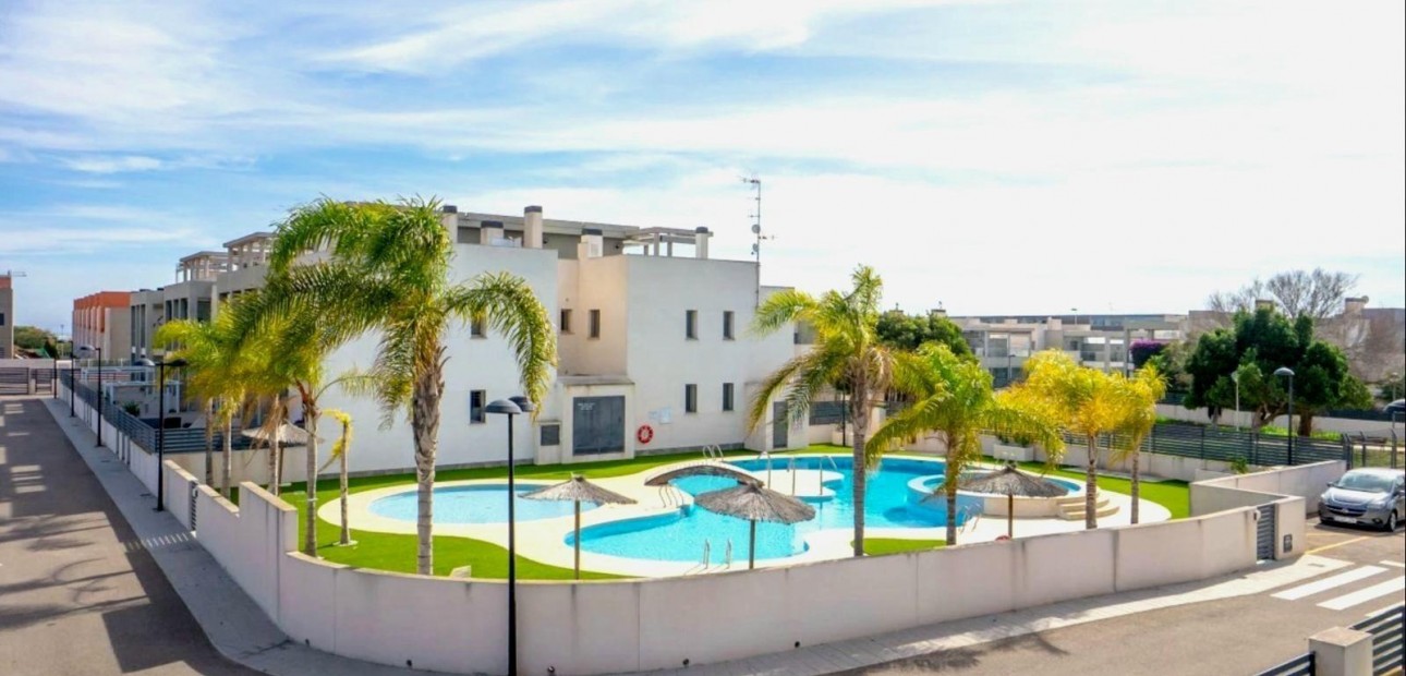 Venta - Terraced house -
Torrevieja - Miramar - Torre del Moro