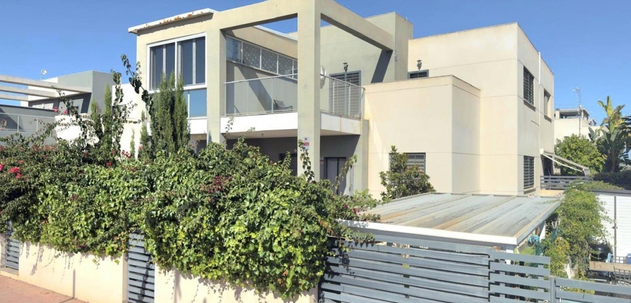 Venta - Terraced house -
Torrevieja - Miramar - Torre del Moro