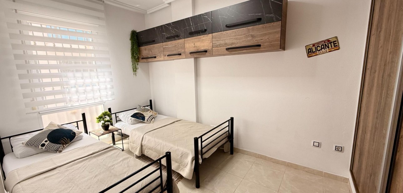 Venta - Apartamento / piso -
Torrevieja - Playa de los locos