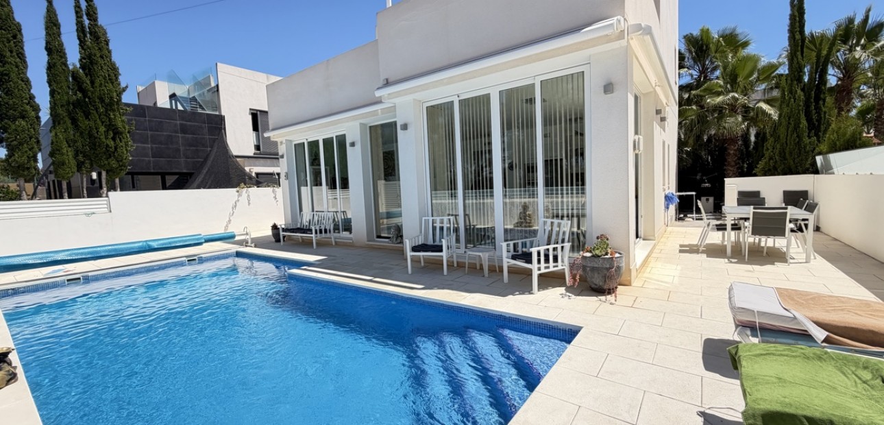 Venta - Detached Villa -
Orihuela Costa - Mil Palmeras