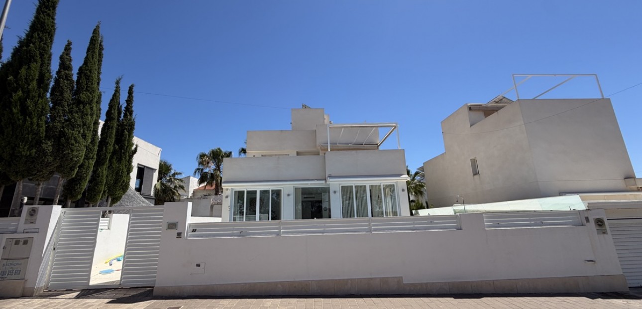 Venta - Detached Villa -
Orihuela Costa - Mil Palmeras