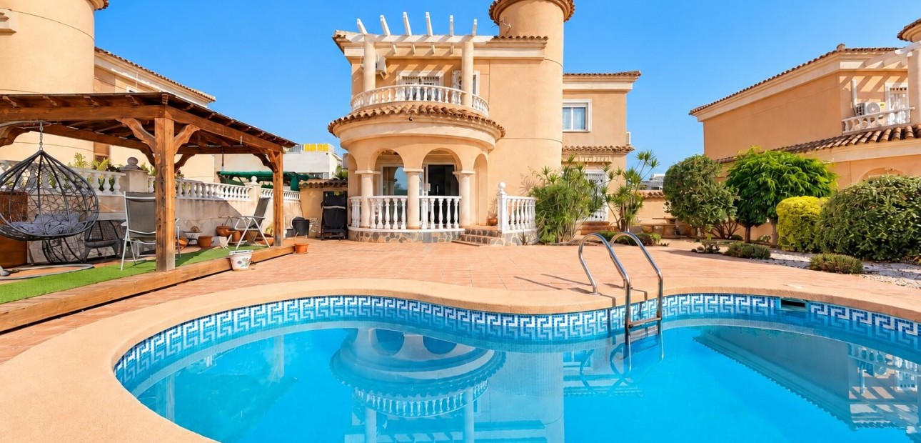 Herverkoop - Detached Villa -
La Marina - La Marina - Urbanization