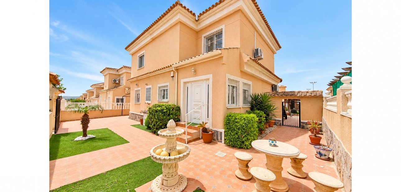 Herverkoop - Detached Villa -
La Marina - La Marina - Urbanization