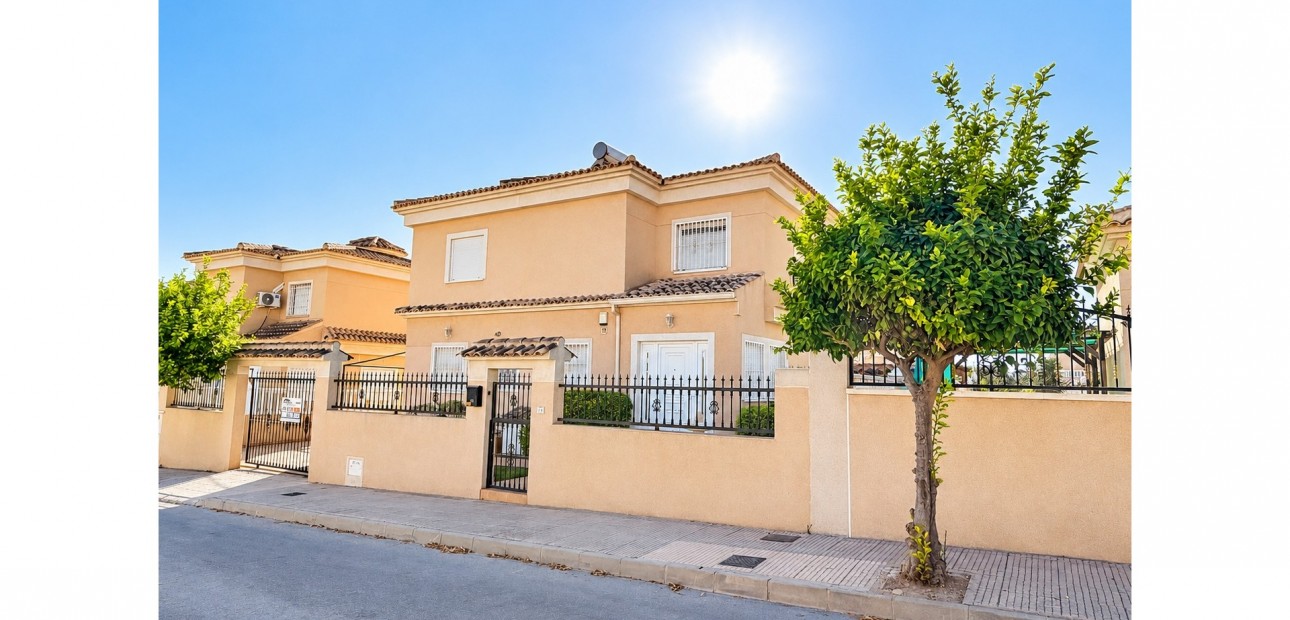 Herverkoop - Detached Villa -
La Marina - La Marina - Urbanization