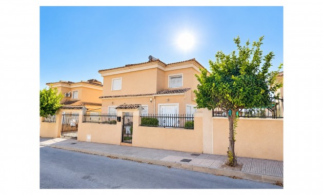 Herverkoop - Detached Villa -
La Marina - La Marina - Urbanization