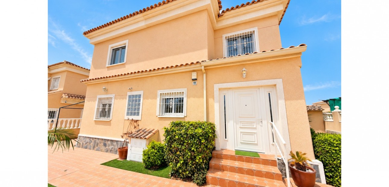 Herverkoop - Detached Villa -
La Marina - La Marina - Urbanization
