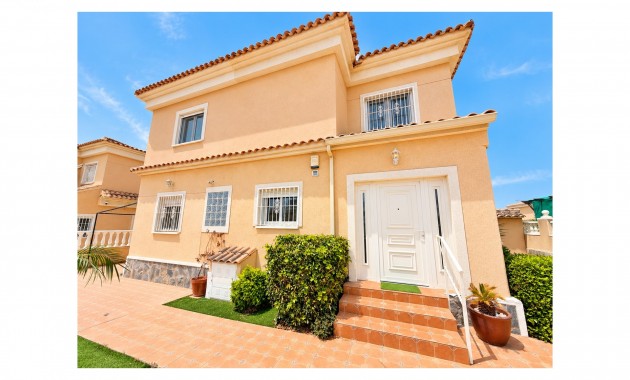Herverkoop - Detached Villa -
La Marina - La Marina - Urbanization