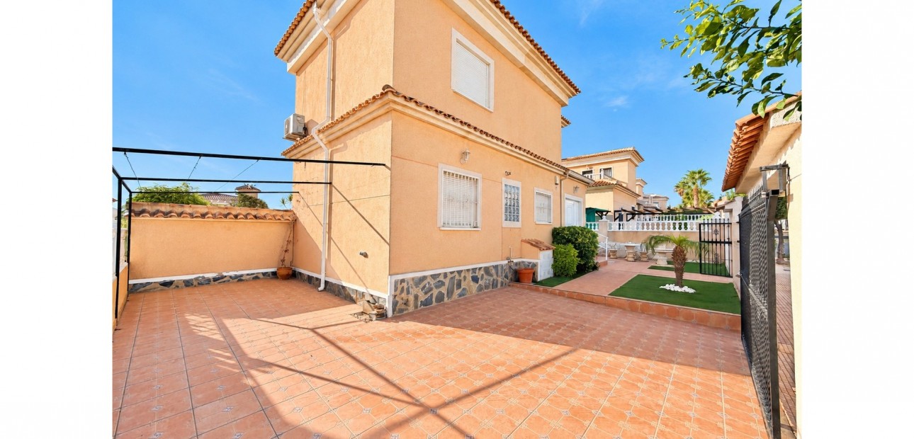 Herverkoop - Detached Villa -
La Marina - La Marina - Urbanization