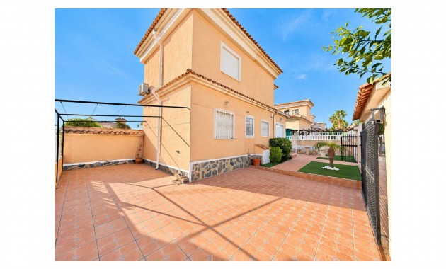 Herverkoop - Detached Villa -
La Marina - La Marina - Urbanization