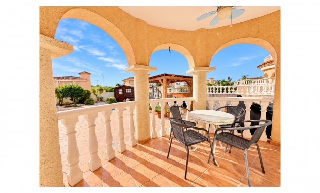 Herverkoop - Detached Villa -
La Marina - La Marina - Urbanization