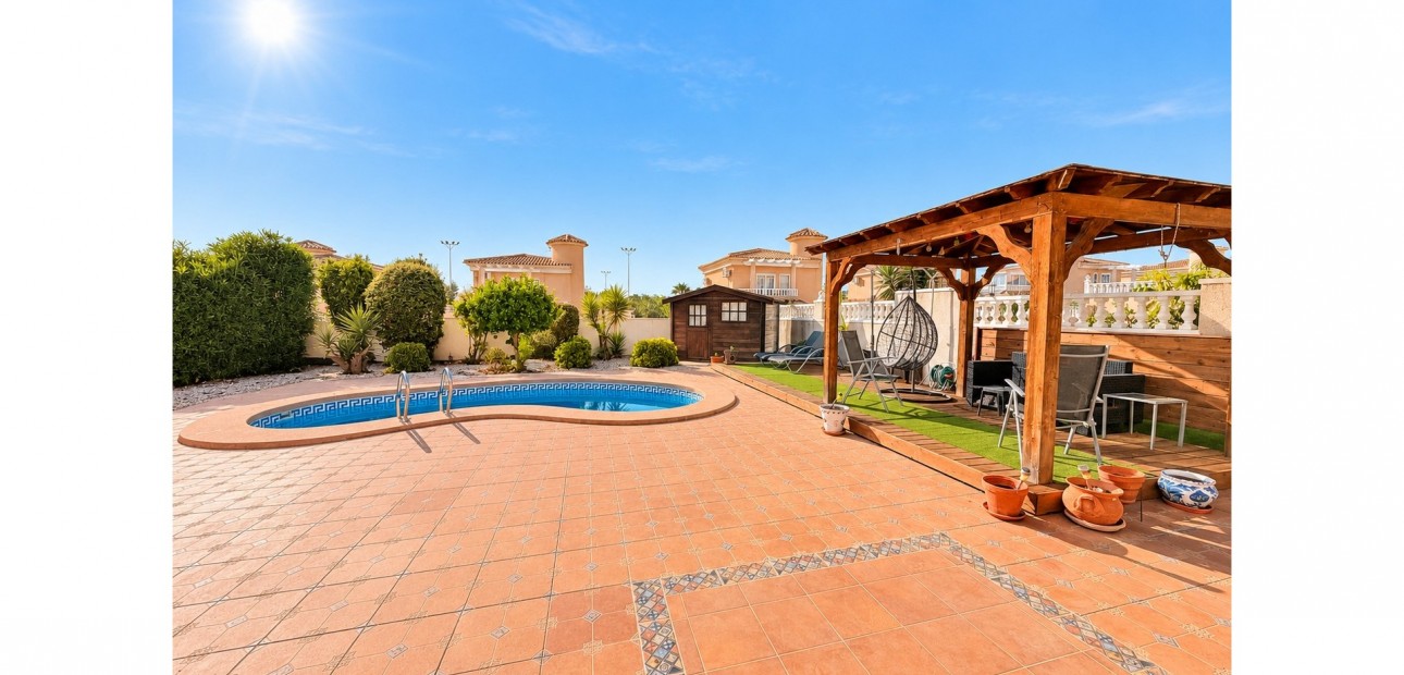 Herverkoop - Detached Villa -
La Marina - La Marina - Urbanization