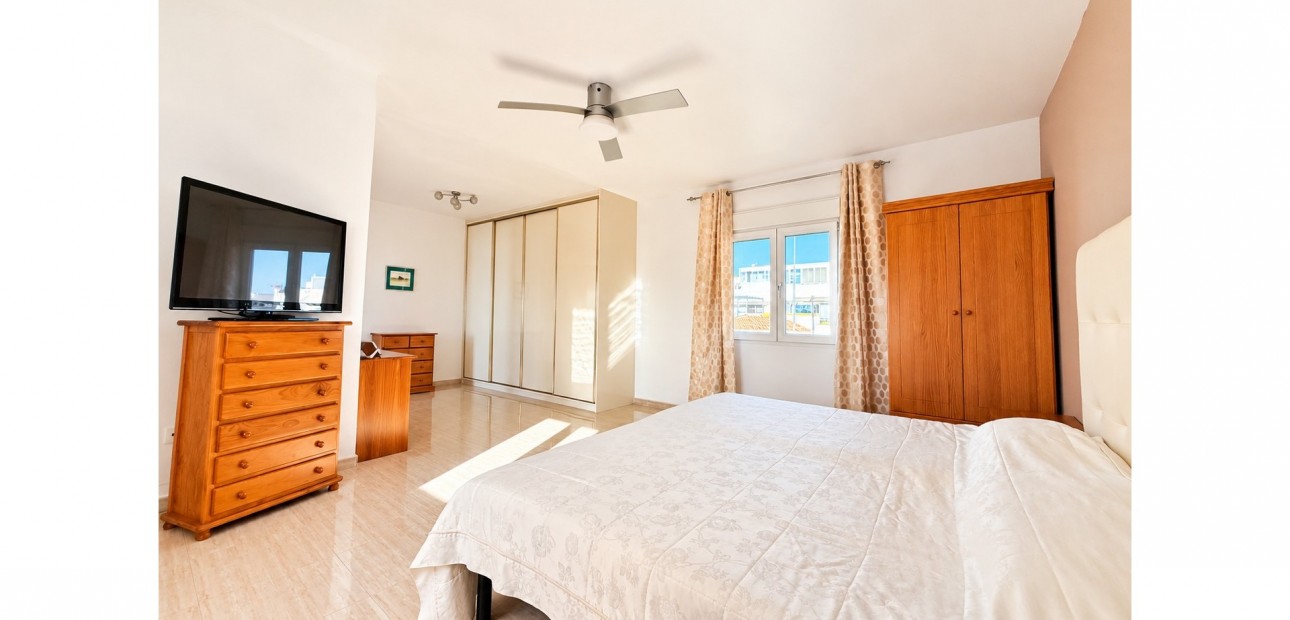 Herverkoop - Detached Villa -
La Marina - La Marina - Urbanization