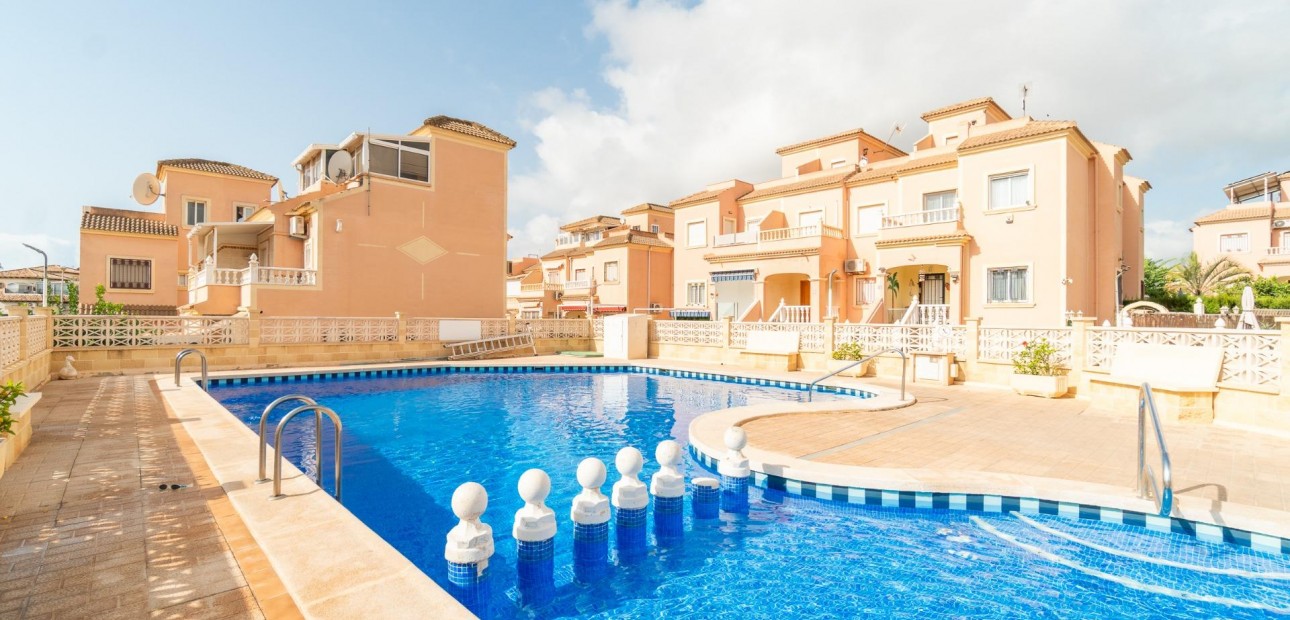 Herverkoop - Terraced house -
Orihuela Costa - La Zenia