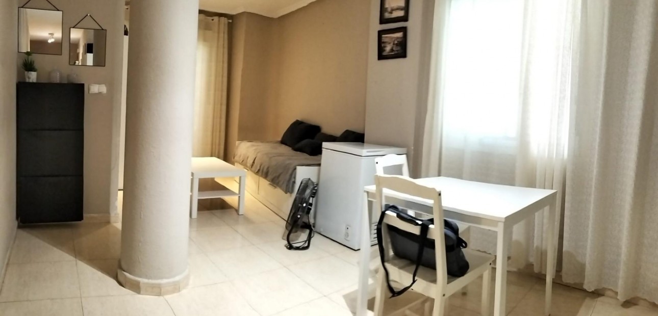 Sale - Apartment / flat -
Torrevieja - Centro