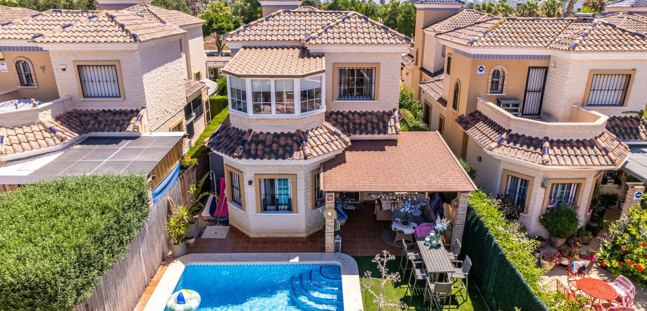 Sale - House -
Guardamar del Segura - EL RASO