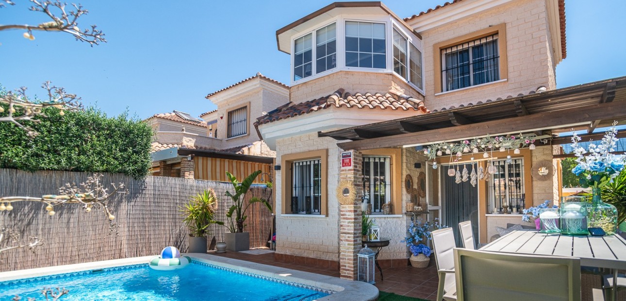 Sale - House -
Guardamar del Segura - EL RASO