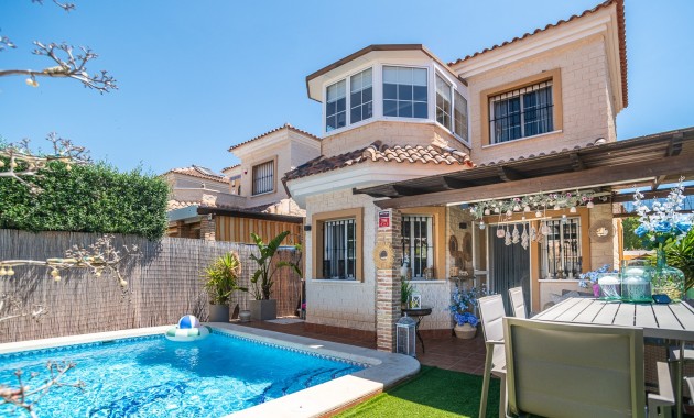 Sale - House -
Guardamar del Segura - EL RASO