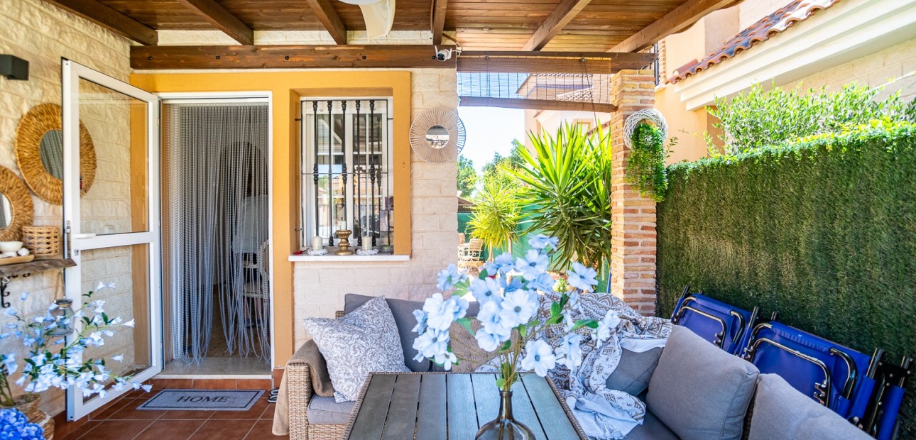 Sale - House -
Guardamar del Segura - EL RASO