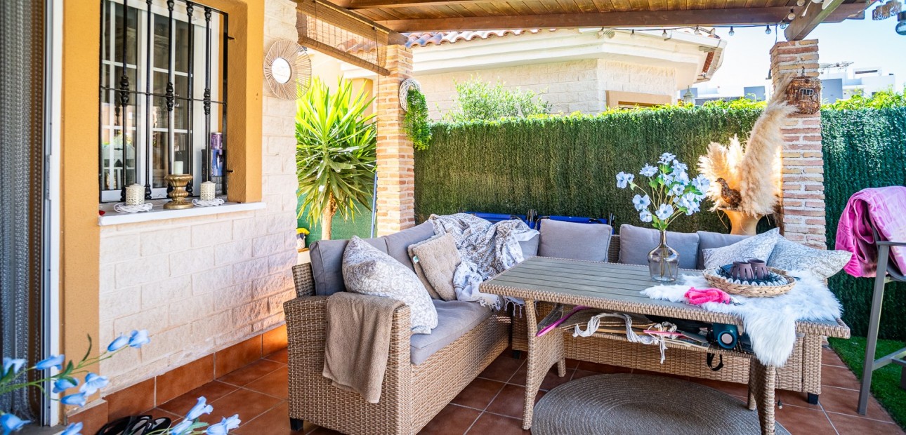 Sale - House -
Guardamar del Segura - EL RASO