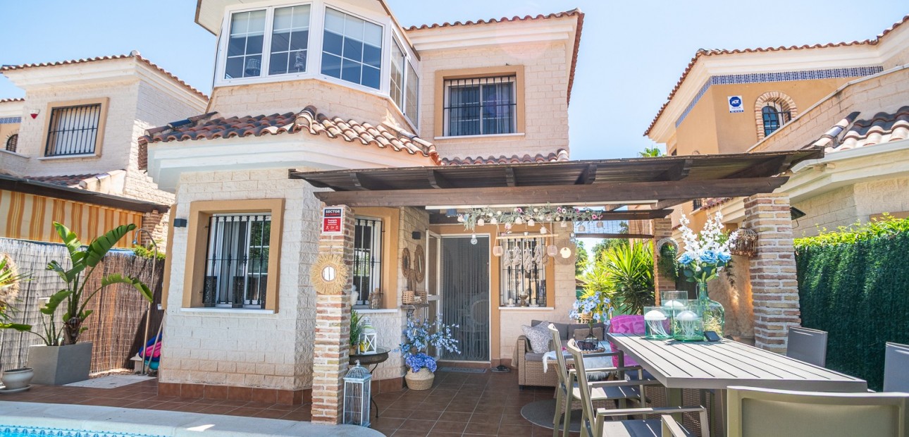 Sale - House -
Guardamar del Segura - EL RASO