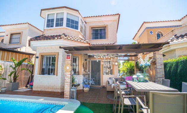 Sale - House -
Guardamar del Segura - EL RASO