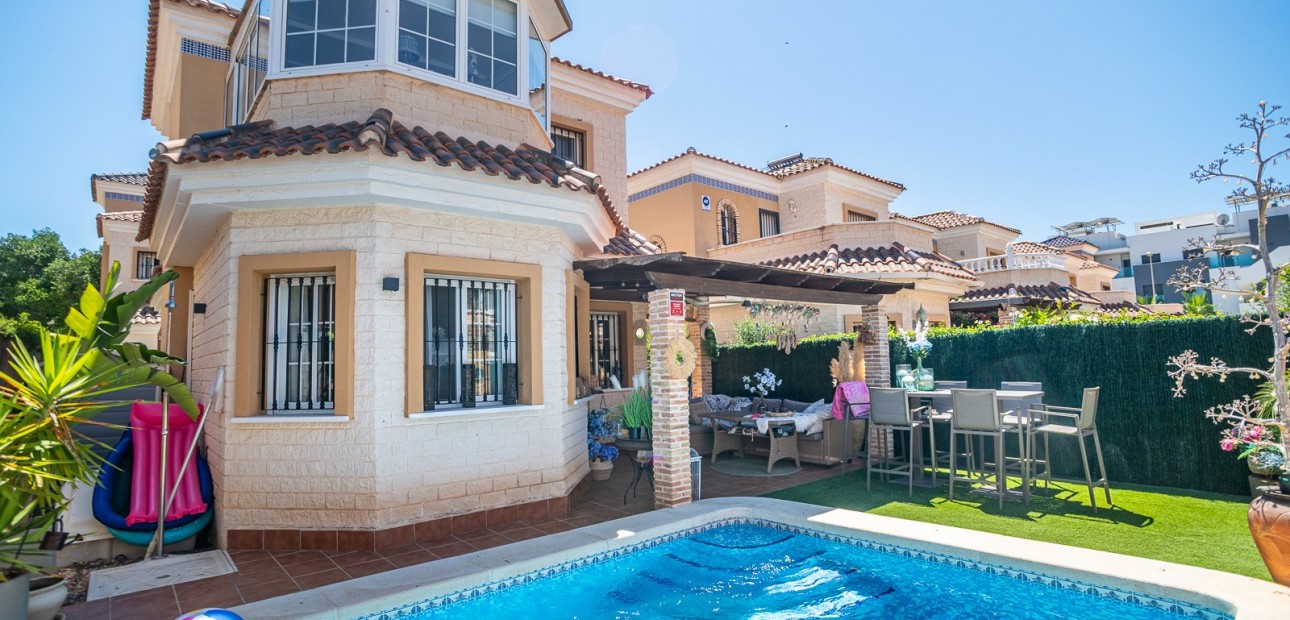 Sale - House -
Guardamar del Segura - EL RASO