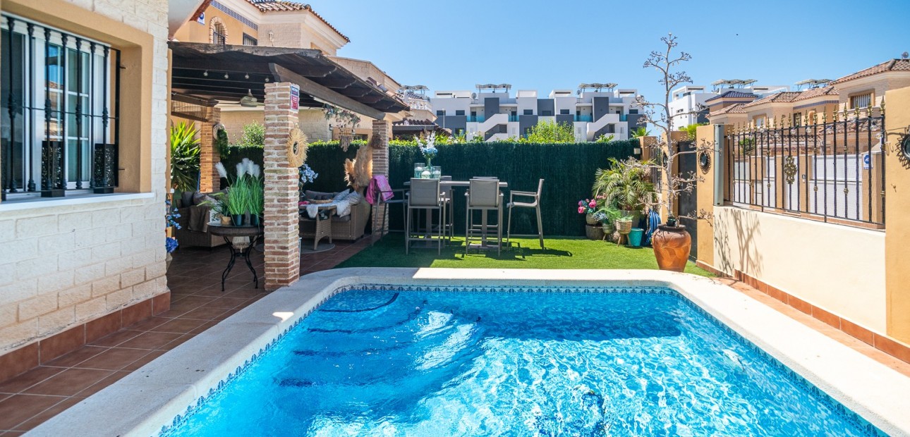 Sale - House -
Guardamar del Segura - EL RASO