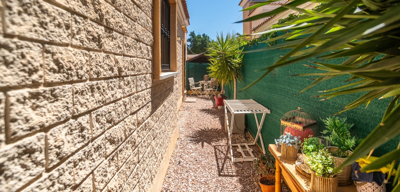 Sale - House -
Guardamar del Segura - EL RASO