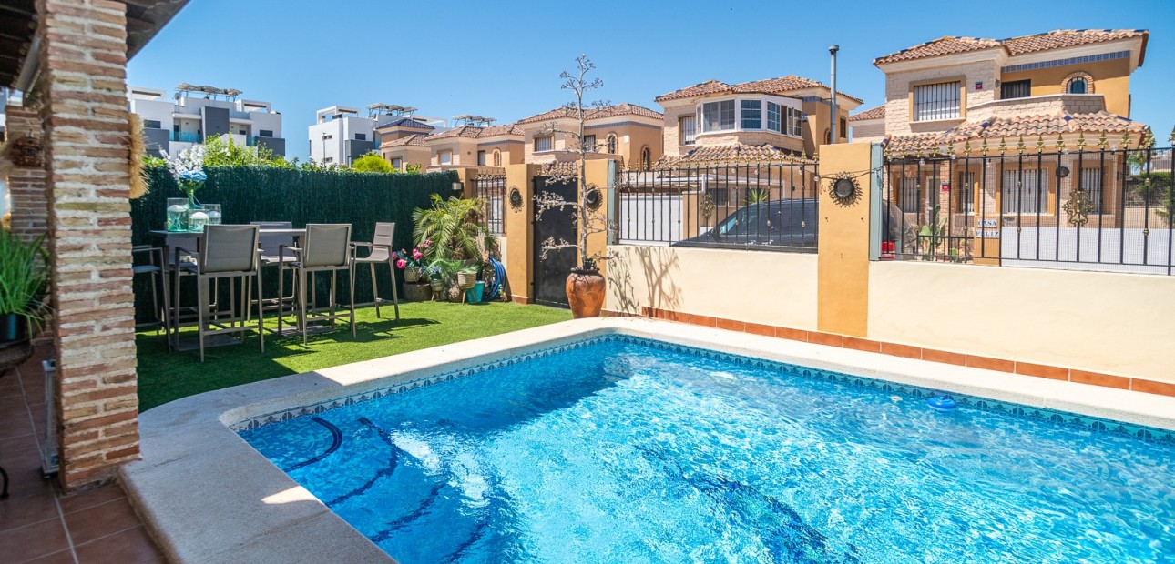 Sale - House -
Guardamar del Segura - EL RASO
