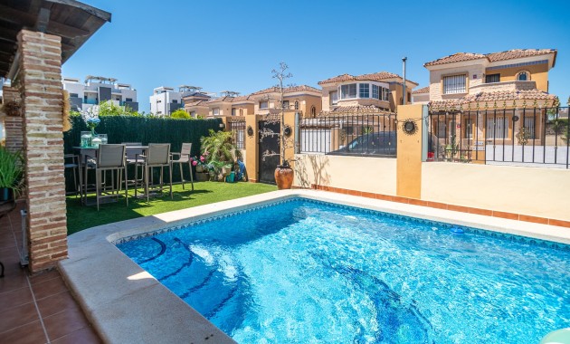 Sale - House -
Guardamar del Segura - EL RASO