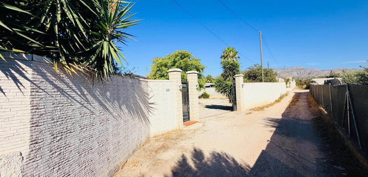 Sale - Detached Villa -
Crevillente