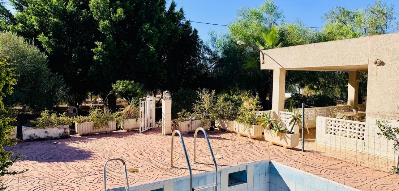 Sale - Detached Villa -
Crevillente