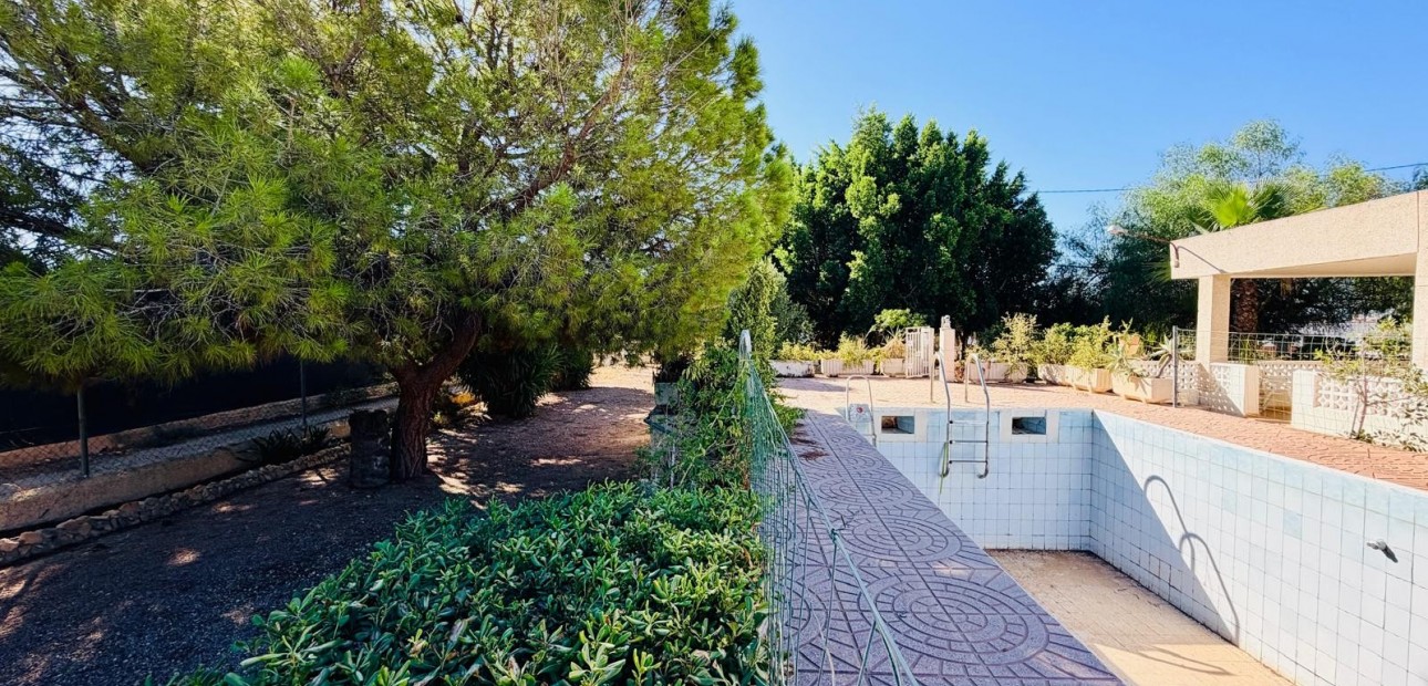 Sale - Detached Villa -
Crevillente